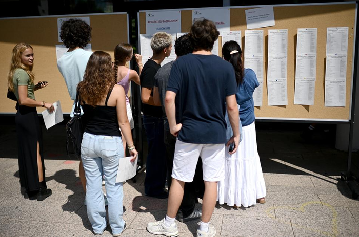 Des jeunes lycéens découvrent les résultats du Baccalauréat.