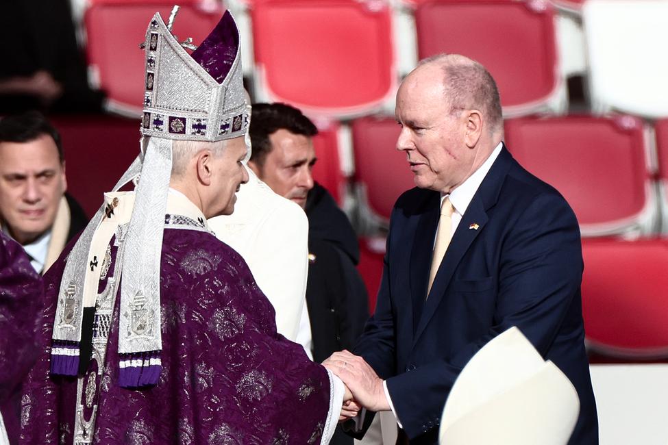 Le pape Léon XIV salue le prince Albert II de Monaco lors d’une messe célébrée au stade Louis-II, à Monaco, le 28 mars 2026. Le souverain pontife a dénoncé l’aggravation des inégalités entre riches et pauvres lors de cette visite dans la principauté, véritable terrain de jeu des millionnaires, choisie à la surprise générale pour son premier déplacement en Europe occidentale depuis le début de son pontificat.