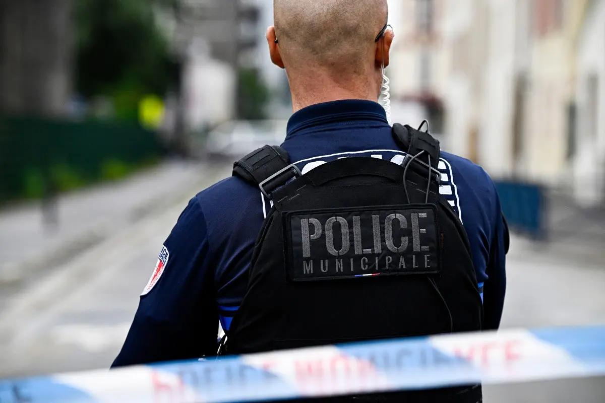 Un policier municipal se tient à proximité d'une scène de crime près de Paris, le 19 juin 2024.