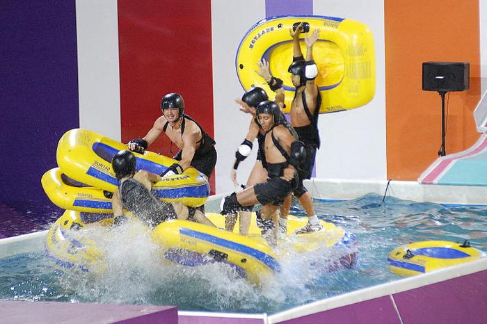 Des personnes participent à une épreuve dans un plan d'eau, le 27 Juin 2005 à Martigues, lors de l'enregistrement de l'émission Intervilles.