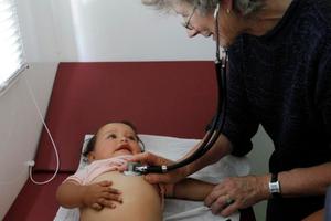 Un médecin en train d'examiner un enfant.(Image d'illustration)
