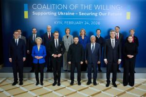 Des dirigeants européens posent pour une photo avant une réunion de la Coalition des volontaires à Kyiv, alors que l'Ukraine commémore le quatrième anniversaire de l'invasion russe.