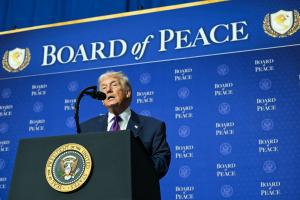 Donald Trump à la tribune de la première session de son Conseil de la Paix 