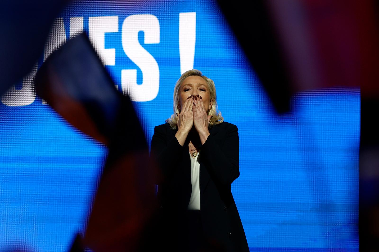 Marine Le Pen lors d'un rassemblement de son parti à la suite des résultats du premier tour des élections municipales françaises de 2026, à Châlons-en-Champagne, le 18 mars 2026.