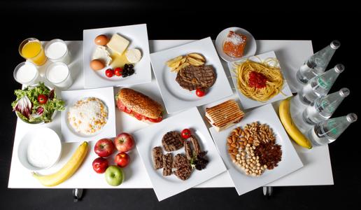 Différents plats de nourriture. (Image d'illustration)