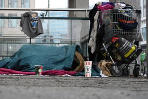 Une personne sans-abri dort sous une couverture sur le trottoir de la gare centrale de Berlin, le 10 février 2026.