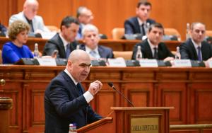 Le Premier ministre roumain, Ilie Bolojan, s'adresse au Parlement à Bucarest le 5 mai 2026.