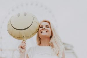 Les programmes de psychologie positive recommandent souvent aux patients des activités comme la tenue d'un journal de gratitude (écrire quotidiennement les choses pour lesquelles on est reconnaissant) ou la réalisation de trois actes de bonté par semaine.