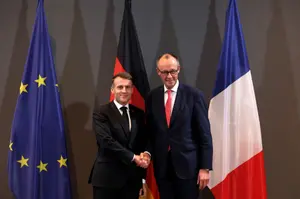 Emmanuel Macron serre la main du chancelier allemand Friedrich Merz, à l'issue d'un sommet sur la souveraineté technologique de l'Europe, le 18 novembre 2025 au campus EUREF de Berlin.