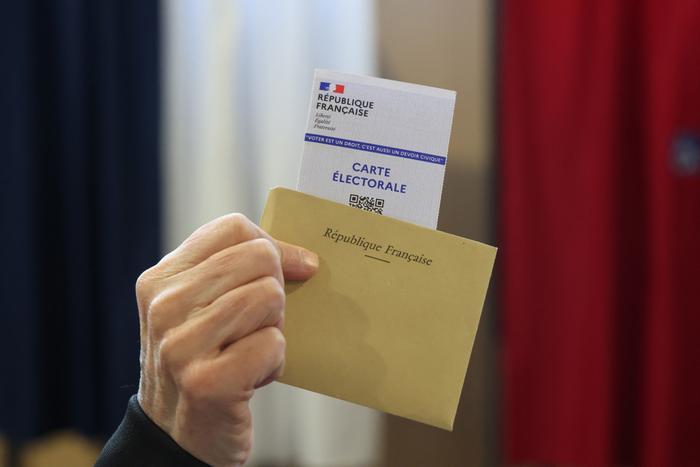 Un citoyen français s'apprête à voter lors des élections municipales (image d'illustration).