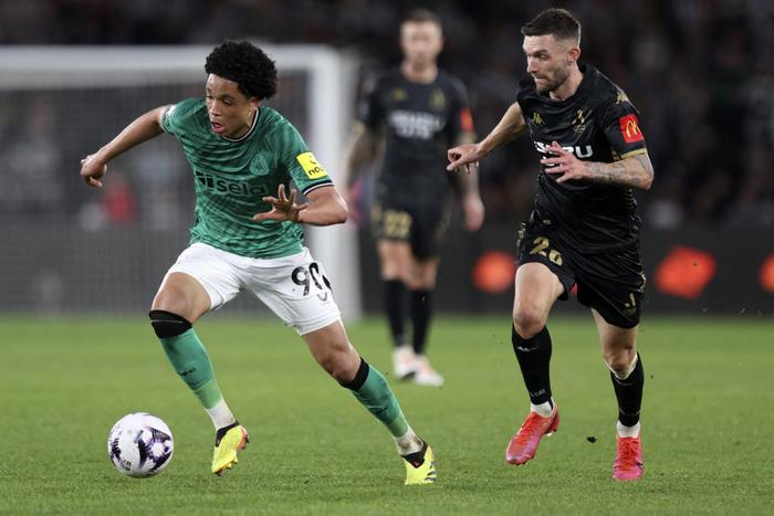 Travis Hernes de Newcastle United contrôle le ballon lors du match amical de football entre les All Stars de l'A-League et Newcastle United au Marvel Stadium de Melbourne, le 24 mai 2024.