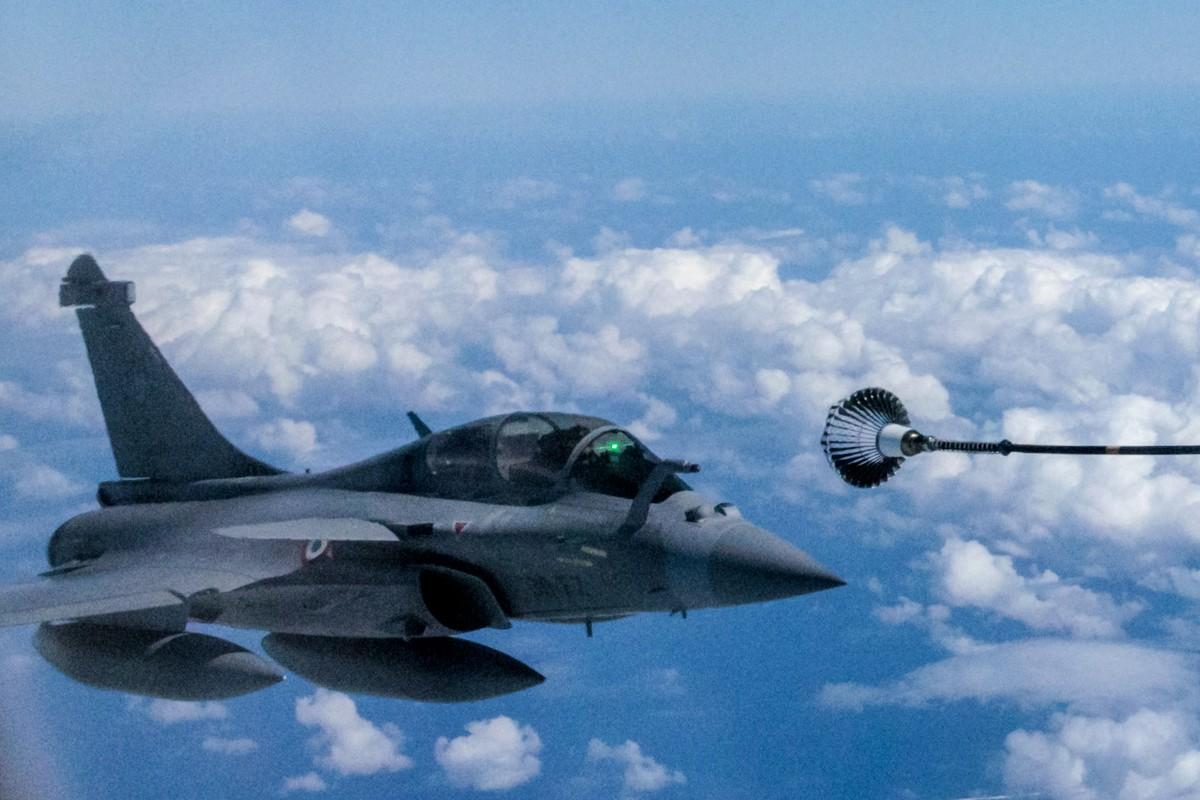 Un avion de combat Dassault Rafale est vu depuis un avion de transport militaire Airbus A400M Atlas lors d'un vol de démonstration de l'armée de l'air française dans le cadre de sa mission Pégase 2024.