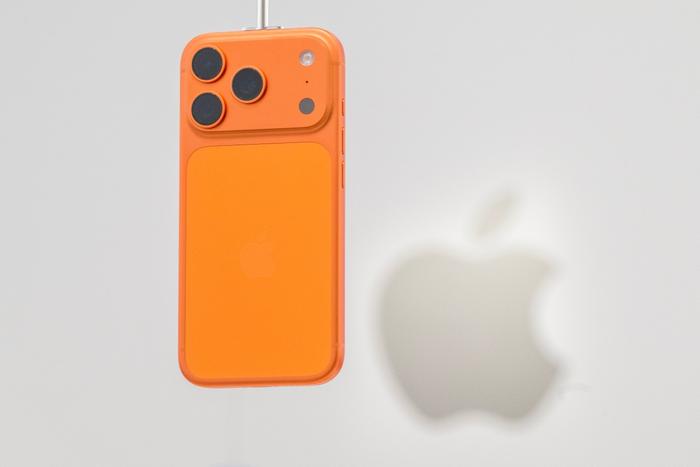 Un Apple iPhone 17 Pro est présenté lors de l'événement « Awe-Dropping » d'Apple au Steve Jobs Theater sur le campus d'Apple Park à Cupertino, en Californie, le 9 septembre 2025.