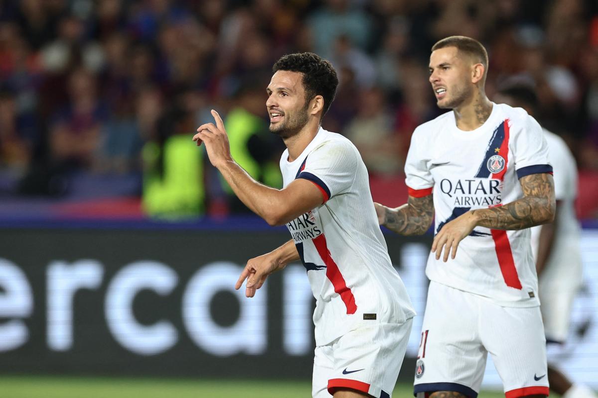 L’attaquant portugais du Paris Saint-Germain n°09, Gonçalo Ramos (G), célèbre son deuxième but lors du match de phase de ligue de la Ligue des champions de l’UEFA entre le FC Barcelone et le Paris Saint-Germain (PSG) au stade olympique Lluís-Companys de Barcelone, le 1er octobre 2025.