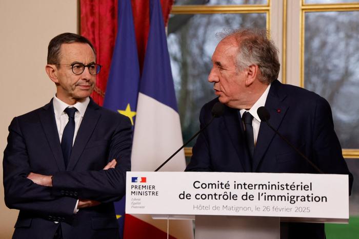 Le Premier ministre François Bayrou prononce un discours avec le ministre de l'Intérieur Bruno Retailleau à l'hôtel Matignon à Paris, le 26 février 2025.