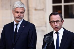 Le président des Républicains Bruno Retailleau et Laurent Wauquiez s'expriment devant la presse après une réunion avec le Premier ministre français axée sur le vote proportionnel à l'hôtel Matignon à Paris, le 2 juin 2025.