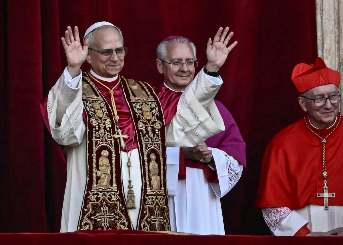 Le pape nouvellement élu, Léon XIV, sur le balcon principal de la loggia centrale de la basilique Saint-Pierre, au Vatican, le 8 mai 2025.