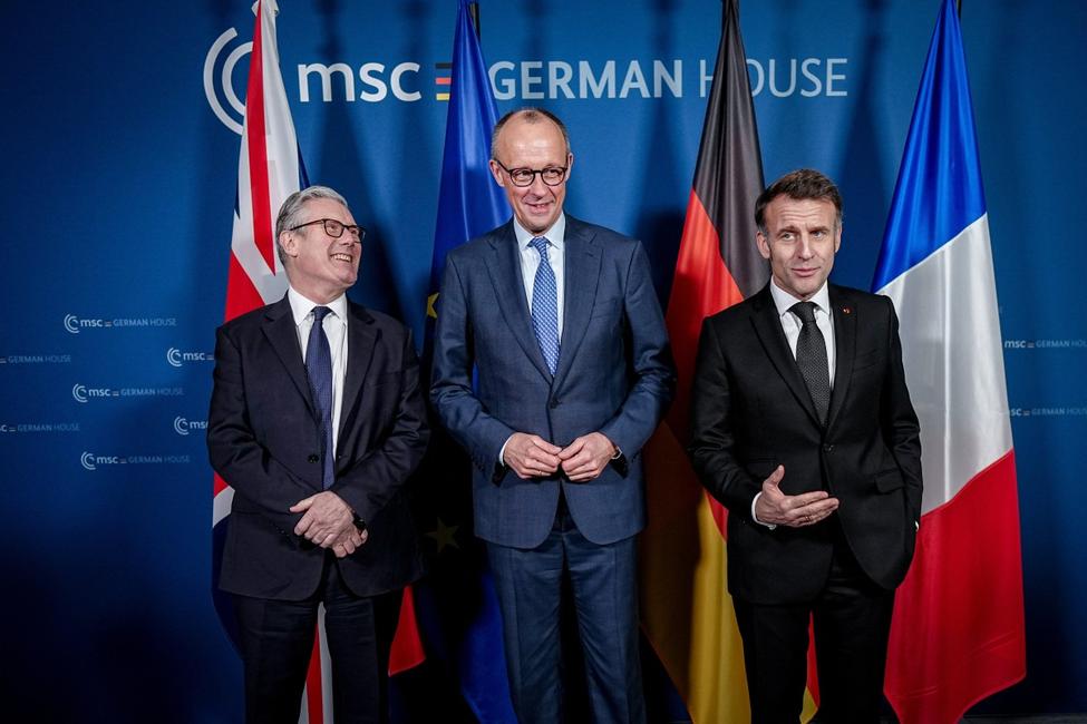 Le Premier ministre britannique Keir Starmer, le chancelier allemand Friedrich Merz et le président français Emmanuel Macron ont posé pour une photo à l'ouverture de la réunion E3, lors de la Conférence de Munich sur la sécurité, le 13 février 2026 à Munich.