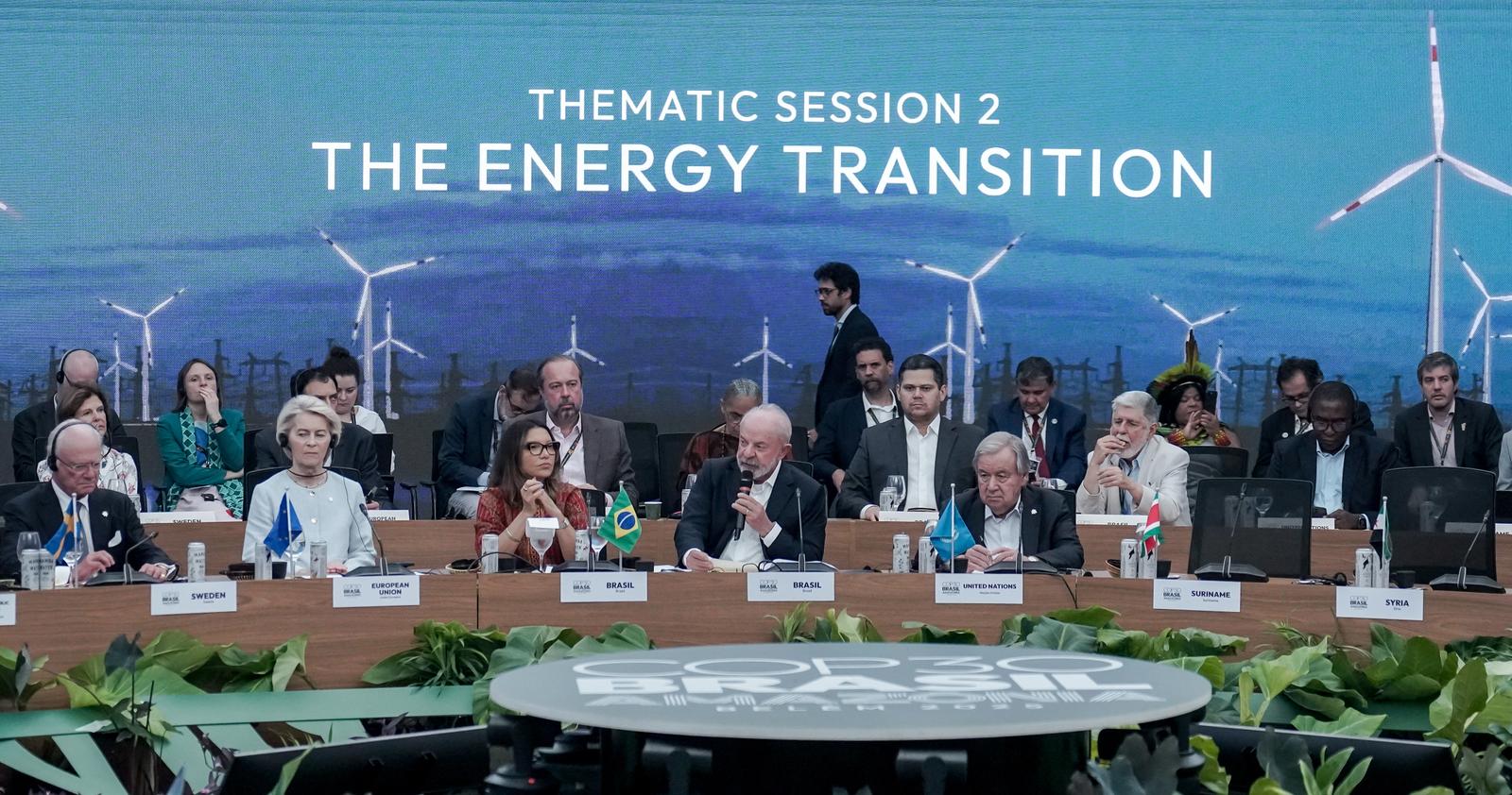 Ursula von der Leyen, le président du Brésil, Luiz Inácio Lula da Silva, et le secrétaire général des Nations Unies, António Guterres, assistent à une séance plénière en marge de la COP30, à Belém, au Brésil, le 7 novembre 2025. La COP 30 va officiellement débuter le 10 novembre 2025.