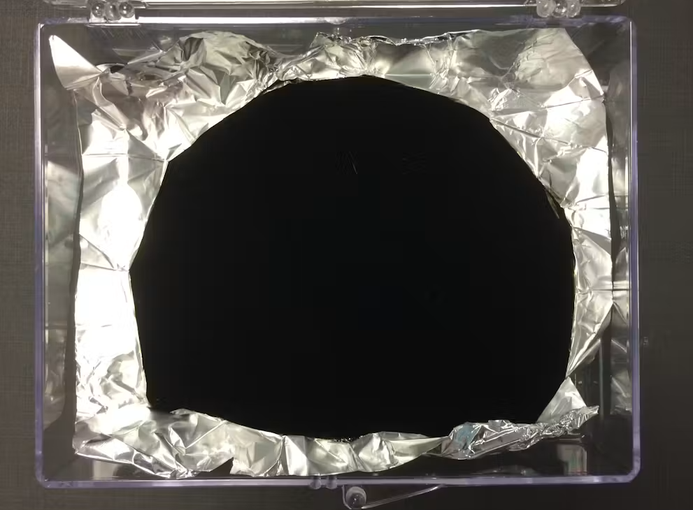 Vantablack sur du papier d'aluminium, illustrant sa capacité à effacer la texture visuelle des objets.