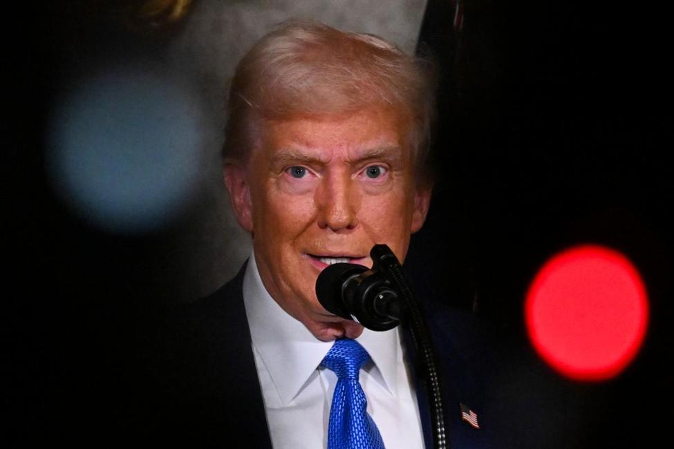 Le président américain Donald Trump lors de la signature de divers décrets dans son centre de villégiature de Mar-a-Lago à Palm Beach, en Floride, le 18 février 2025.