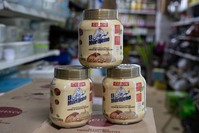 Des pots de pâte à tartiner au chocolat et aux noisettes d'Algérie "El Mordjene" en vente dans une épicerie du centre de Marseille, le 17 septembre 2024.