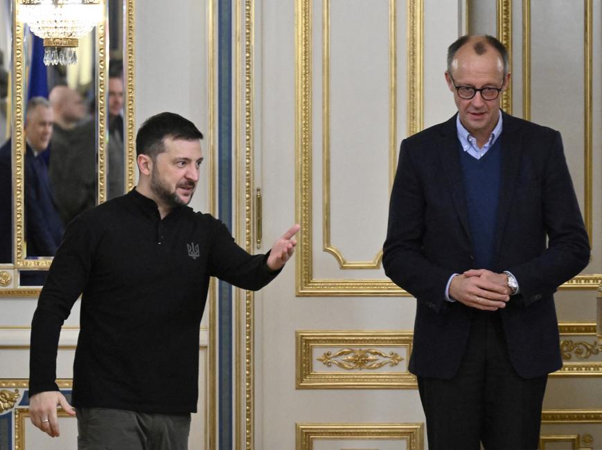 Le président ukrainien Volodymyr Zelensky accueille le chef de l'Union chrétienne-démocrate (CDU) allemande, Friedrich Merz, lors de leur rencontre à Kiev, le 9 décembre 2024.