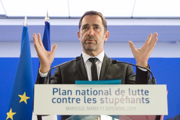 Christophe Castaner, fait un geste lors d’une conférence de presse pour présenter un nouveau plan national de lutte contre le trafic de drogue, baptisé « OFAST », le 17 septembre 2019 à Marseille, dans le sud de la France. (Image d'illustration)