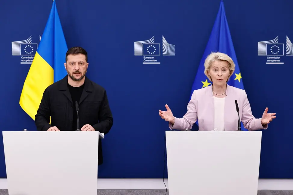 Le président ukrainien Volodymyr Zelensky et la présidente de la Commission européenne Ursula von der Leyen assistent à une conférence de presse conjointe à Bruxelles, le 17 août 2025.