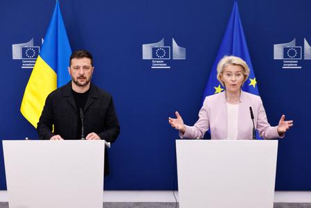 Le président ukrainien Volodymyr Zelensky et la présidente de la Commission européenne Ursula von der Leyen assistent à une conférence de presse conjointe à Bruxelles, le 17 août 2025.