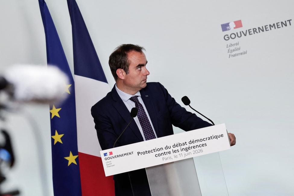 Le Premier ministre français Sébastien Lecornu s’exprime lors d’une conférence de presse, à l’issue d’une réunion avec des représentants de plusieurs partis politiques et institutions chargées de la sécurité, consacrée à la protection du débat démocratique contre les ingérences étrangères, le 11 juin 2026, au Secrétariat général de la défense et de la sécurité nationale (SGDSN), à l’Hôtel des Invalides, à Paris.

Cette réunion intervient après l’ouverture, en mai, d’une enquête par le parquet de Paris visant à déterminer si une entreprise israélienne s’est ingérée dans des élections locales françaises. L’enquête a été ouverte après que plusieurs candidats d’extrême gauche ont affirmé avoir été la cible de campagnes de désinformation. Viginum, l’organisme gouvernemental français chargé de lutter contre les ingérences numériques étrangères, avait signalé l’existence d’un « système de diffusion artificielle ou automatisée visant à propager des contenus manifestement inexacts ou trompeurs ». (Image d'illustration)