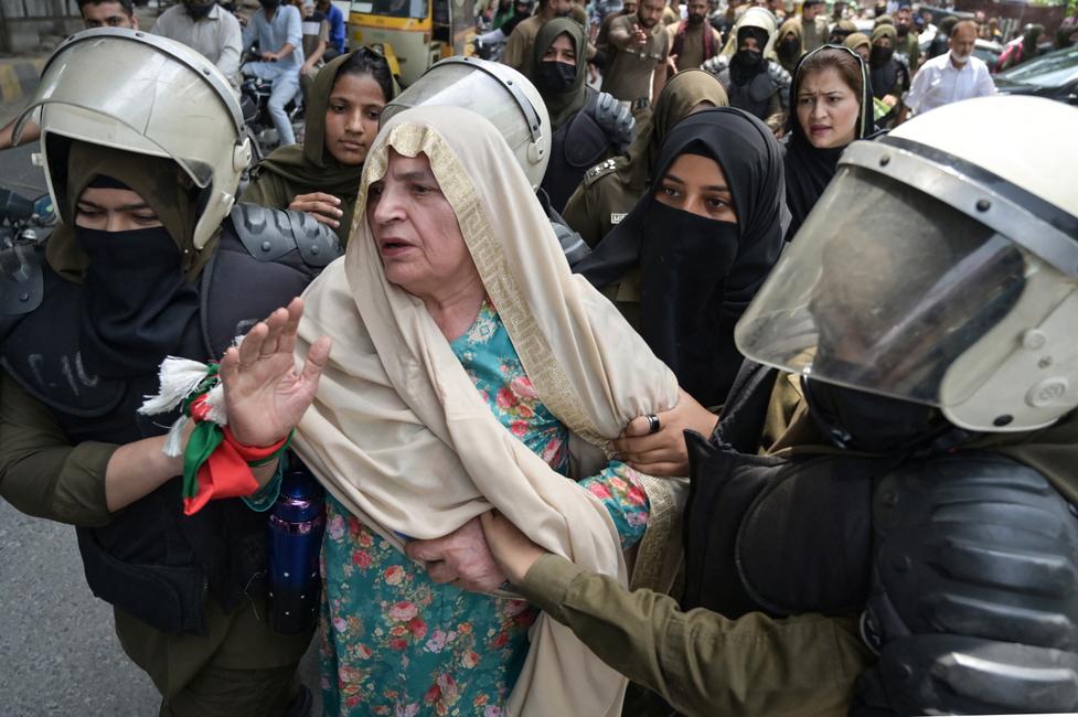 La police interpelle un membre du parti Pakistan Tehreek-e-Insaf (PTI) lors d’une manifestation réclamant la libération de l’ancien Premier ministre emprisonné Imran Khan, devant l’Assemblée provinciale de Lahore, le 5 août 2025. Au moins six députés provinciaux et des dizaines de partisans ont été arrêtés ce jour-là, selon le parti, alors qu’un rassemblement était prévu en soutien à Imran Khan. Le 5 août marque les deux ans de sa première arrestation, dans le cadre de dizaines de dossiers qu’il affirme être politiquement motivés. (Image d'illustration)