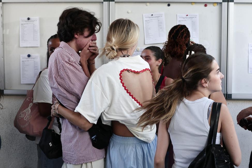 Des lycéens réagissent en consultant leurs résultats du baccalauréat (BAC) sur une liste affichée au lycée Périer de Marseille le 7 juillet 2026.