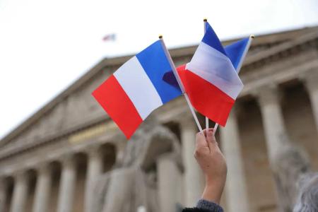 Des drapeaux Français devant l'Assemblée Nationale.