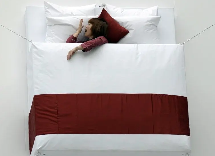 Une personne en train d'essayer de trouver le sommeil. (Image d'illustration)