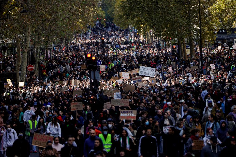 Des citoyens mobilisés lors des manifestations à Paris, le 17 octobre 2026.