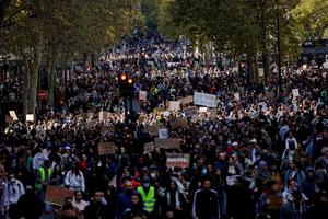 Des citoyens mobilisés lors des manifestations à Paris, le 17 octobre 2026.