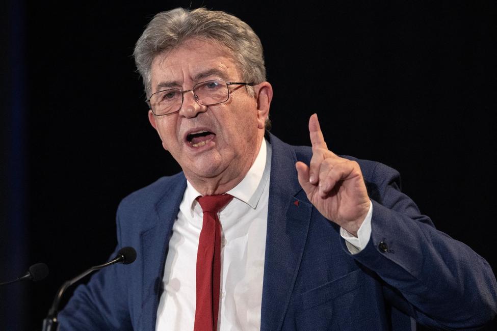 Jean-Luc Mélenchon prononce un discours à Paimpont, dans l'ouest de la France, le 14 juillet 2026.