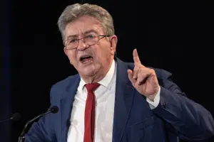 Jean-Luc Mélenchon prononce un discours à Paimpont, dans l'ouest de la France, le 14 juillet 2026.
