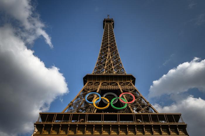 Les anneaux olympiques sur la Tour Eiffel avant les Jeux Olympiques de Paris 2024 à Paris, le 24 juillet 2024