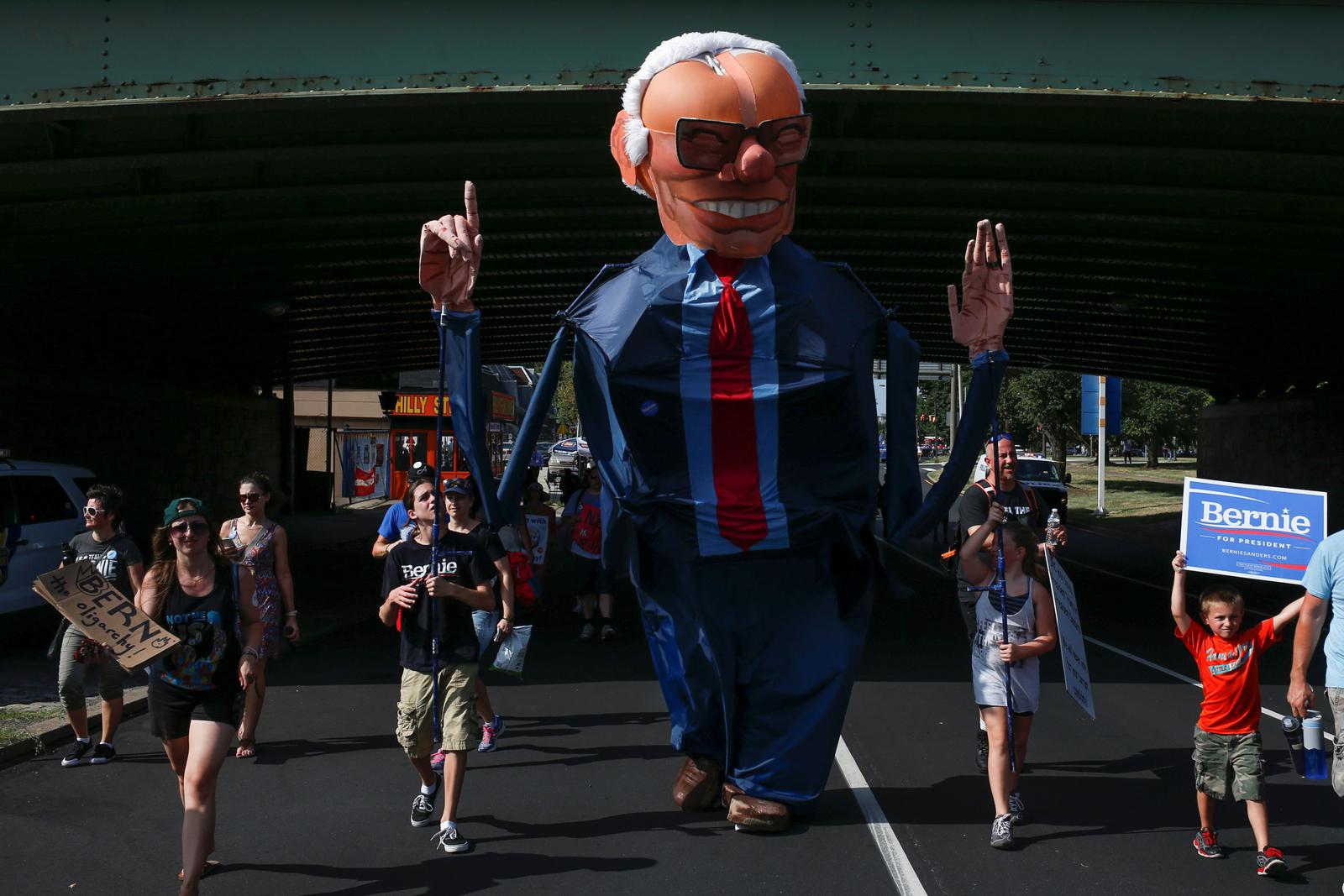 Des partisans du sénateur américain Bernie Sanders portent une effigie à son image devant la Convention nationale démocrate à Philadelphie (États-Unis) le 24 Juillet 2016.