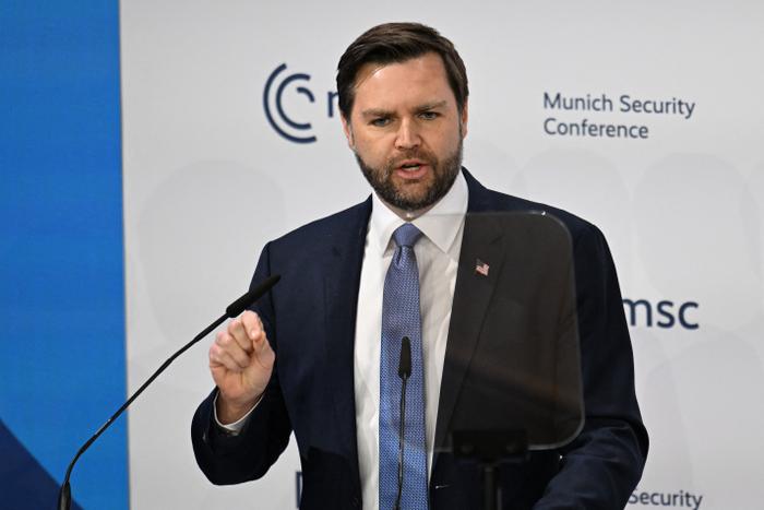 Le vice-président américain JD Vance prononce son discours lors de la 61e Conférence de Munich sur la sécurité à Munich, le 14 février 2025.