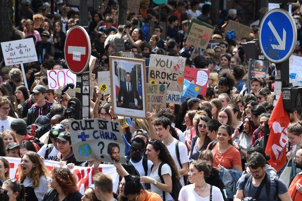 De jeunes manifestants mobilisés contre la politique d'Emmanuel Macron.