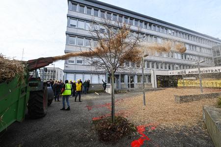 Un tracteur projette de la paille devant la cité administrative d’Alençon, dans le nord de la France, le 19 décembre 2025, pour protester contre l’accord UE-Mercosur et la gestion par le gouvernement français de l’épidémie de dermatose nodulaire contagieuse (DNC).
La signature de l’accord commercial a été repoussée à janvier le 18 décembre 2025, après une démonstration de force des agriculteurs contre le pacte, organisée en marge d’un sommet des dirigeants à Bruxelles.