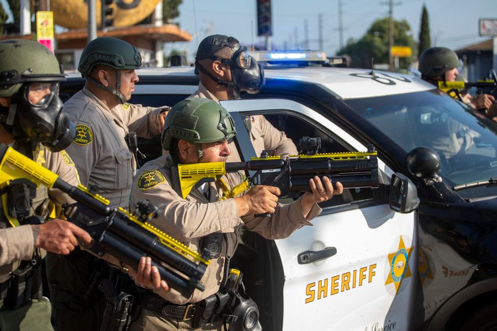 Les forces de l'ordre affrontent des manifestants lors d'une manifestation faisant suite aux opérations fédérales d'immigration, dans le quartier de Compton à Los Angeles, en Californie, le 7 juin 2025.