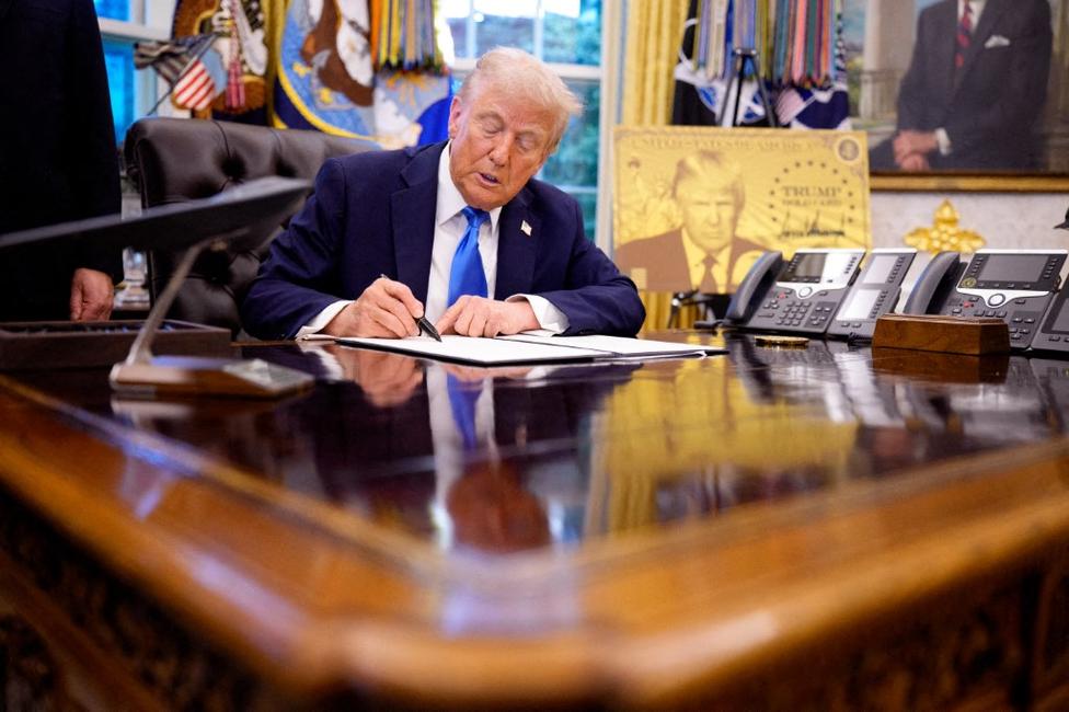 Le président américain Donald Trump signe un décret présidentiel dans le Bureau ovale de la Maison-Blanche le 19 septembre 2025 à Washington.