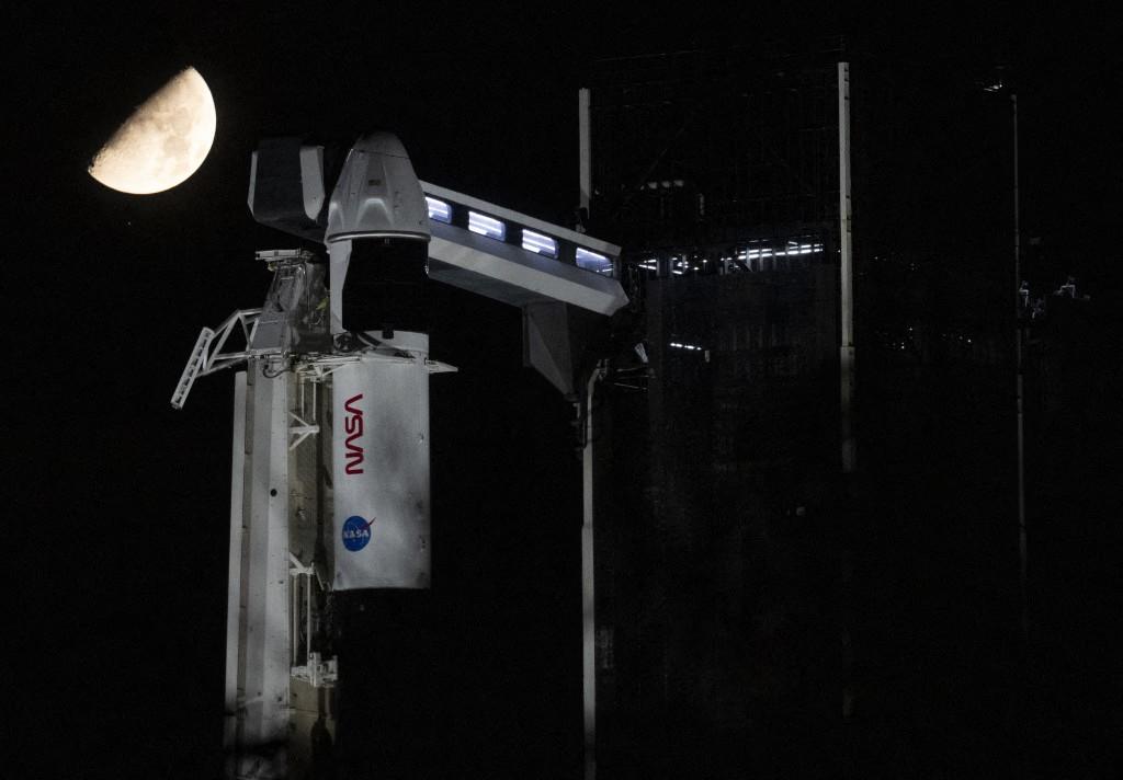 La Lune et l'étoile Antarès dans le ciel, au-dessus d'une fusée Falcon 9 de SpaceX, surmontée du vaisseau spatial Dragon, depuis le pas de tir 39A du Centre spatial Kennedy de la NASA, le 24 août 2023 à Cap Canaveral, en Floride.