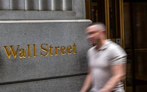 Des passants marchent le long de Wall Street, près de la Bourse de New York, le 4 avril 2025.