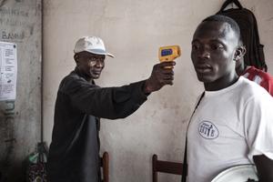 A Bangui, un agent du ministère de la Santé contrôle la température d'un voyageur en provenance de la République démocratique du Congo à chaque point d'entrée. 