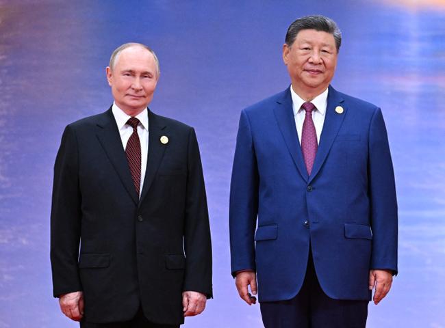 Le président russe Vladimir Poutine et le président chinois Xi Jinping posent lors d'une cérémonie d'accueil lors du sommet de l'Organisation de coopération de Shanghai (OCS) à Tianjin, le 31 août 2025.